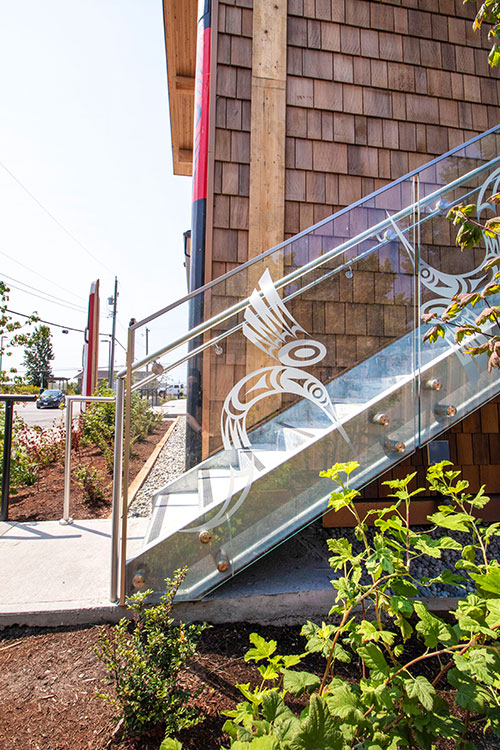 https://www.garibaldiglass.com/wp-content/uploads/2021/08/Tsawwassen-Youth-Centre-Glass-railings-Frit.jpg